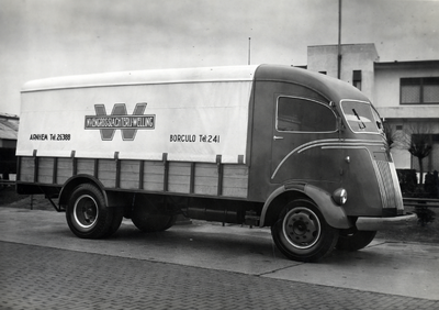 811763 Afbeelding van een Ford vrachtwagen van de N.V. Engros Slachterij Welling, geproduceerd door de Carrosserie- en ...